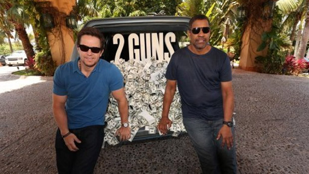Os atores de '2 Guns' Mark Wahlberg (e) e Denzel Washington