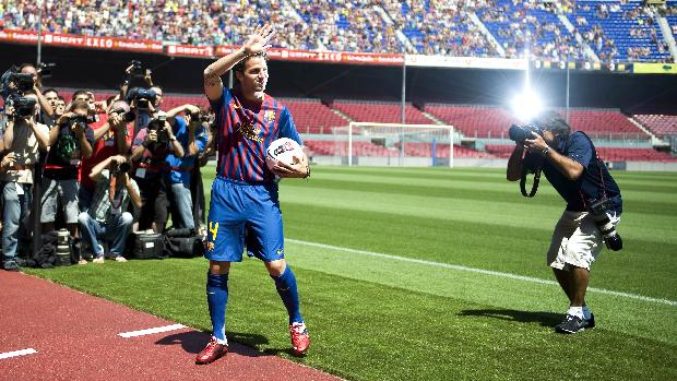Depois de passar pelos exames médicos no Barcelona, Cesc Fabregas foi apresentado nesta segunda-feira