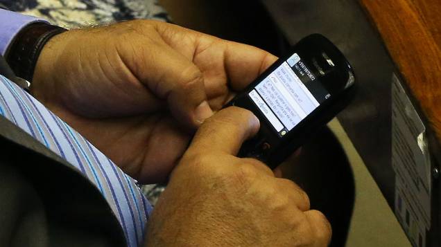 O vice presidente da Câmara dos Deputados, André Vargas (PT PR), manda mensagens de celular durante sessão no Congresso Nacional