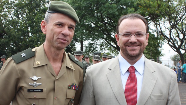 O deputado estadual Edinho Silva (à direita)