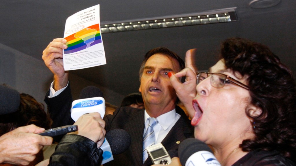 Senadora Marinor Brito (PSOL-PA) e deputado Jair Bolsonaro (PP-RJ) discutem durante reunião na Comissão de Direitos Humanos e Legislação Participativa, que debate proposta que pune a discriminação a homossexuais