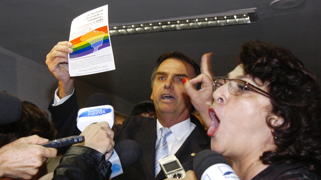 Senadora Marinor Brito (PSOL-PA) e deputado Jair Bolsonaro (PP-RJ) discutem durante reunião na Comissão de Direitos Humanos e Legislação Participativa, que debate proposta que pune a discriminação a homossexuais