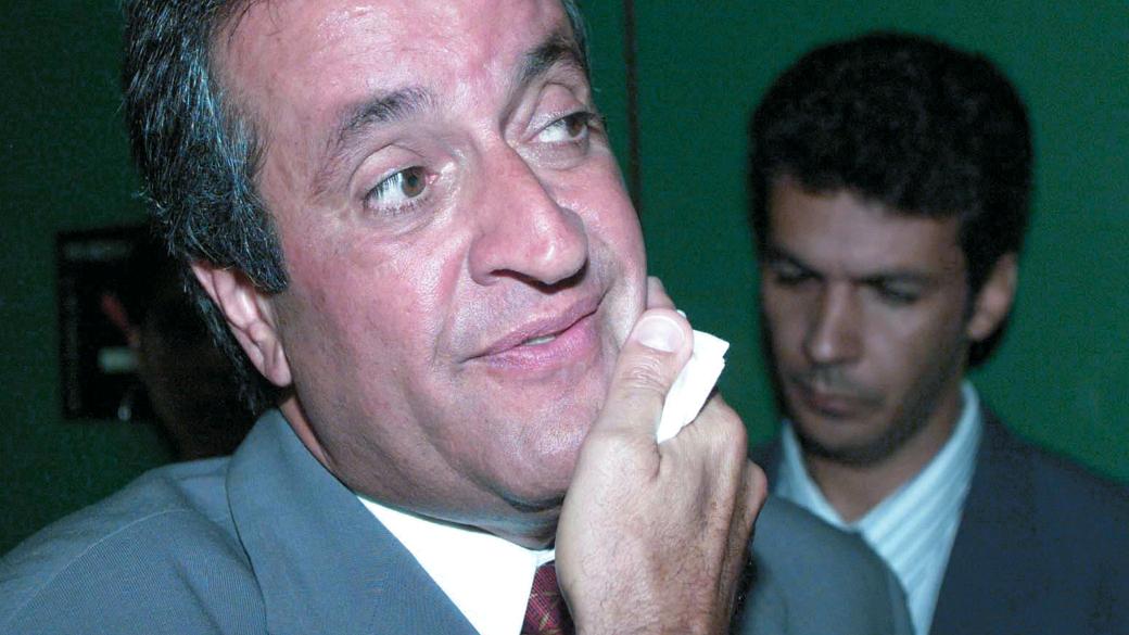 O deputado Valdemar Costa Neto usa lenço para limpar o suor do rosto