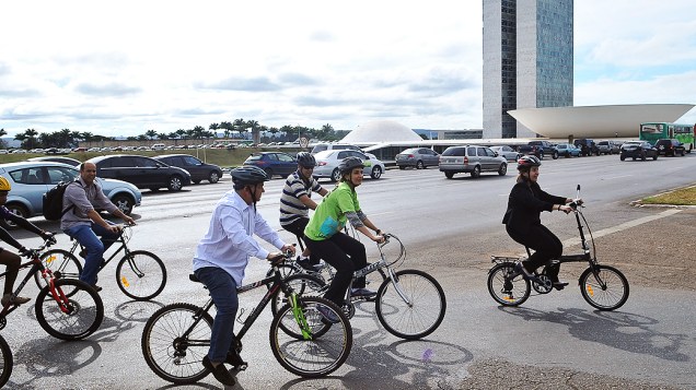 Um grupo de deputados da Frente Parlamentar pelas Ciclovias, fazem passeio ciclístico pela Esplanada dos Ministérios
