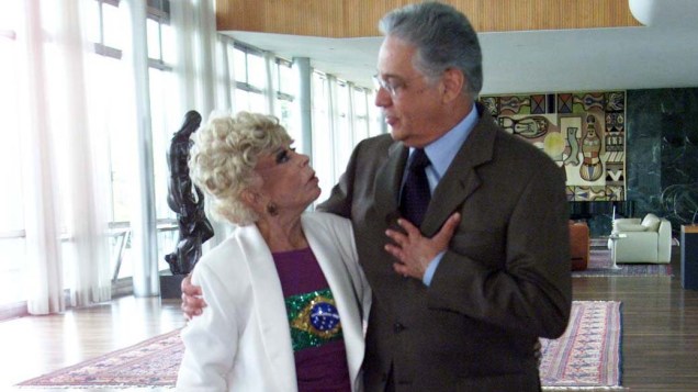 O então presidente Fernando Henrique homenagea a atriz Dercy Goncalves no Palácio da Alvorada, em Brasília