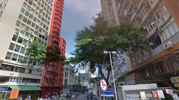 Destacados em vermelho, os dois edifícios no local do desabamento, no centro do Rio, vistos a partir da Avenida Almirante Barroso