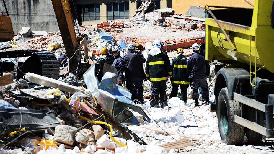 Equipe do Corpo de Bombeiros continua as buscas pelas vítimas do desabamento de um prédio em construção na Avenida Mateo Bei em São Mateus, na zona leste de São Paulo (SP), nesta quinta-feira (29)