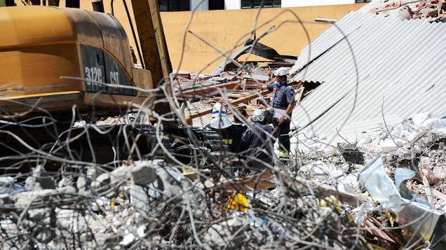 Equipe do Corpo de Bombeiros continua as buscas pelas vítimas do desabamento de um prédio em construção na Avenida Mateo Bei em São Mateus, na zona leste de São Paulo (SP), nesta quinta-feira (29)