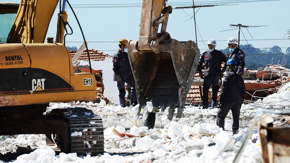 Equipe do Corpo de Bombeiros continua as buscas pelas vítimas do desabamento de um prédio em construção na Avenida Mateo Bei em São Mateus, na zona leste de São Paulo (SP), nesta quinta-feira (29)