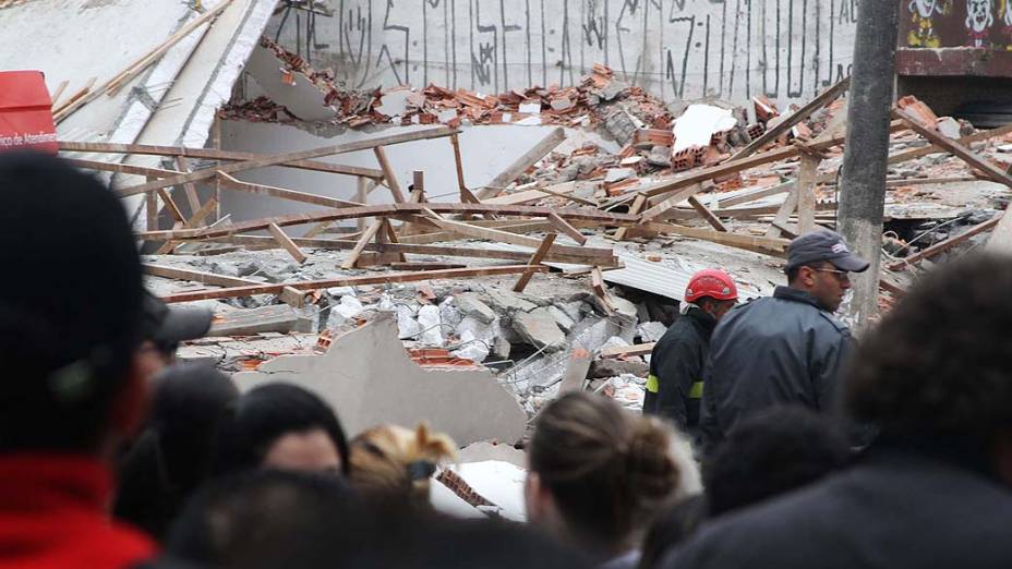 Um prédio em construção desabou na manhã desta terça-feira (27) em São Mateus, na zona leste de São Paulo. Segundo o Corpo de Bombeiros, há cerca de 15 vítimas, entre pessoas presas nos escombros e atingidas nas ruas