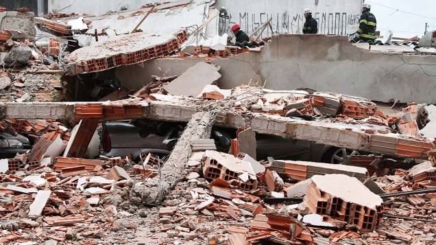 Um prédio em construção desabou na manhã desta terça-feira (27) em São Mateus, na zona leste de São Paulo. Segundo o Corpo de Bombeiros, há cerca de 15 vítimas, entre pessoas presas nos escombros e atingidas nas ruas