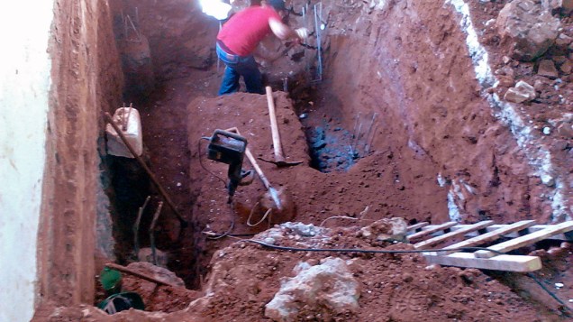 Operário trabalha em escavação do que seria um reservatório no andar térreo do prédio que desabou em SP