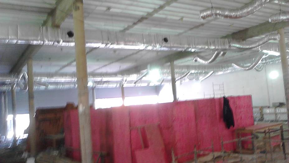 Detalhe das colunas esbeltas e da laje nervurada: segundo engenheiros, mais usadas para cargas leves