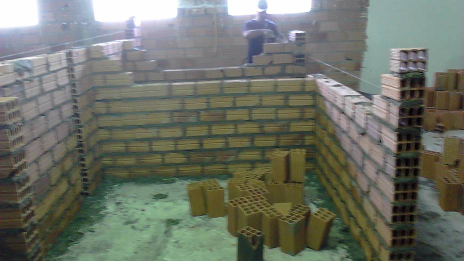 Pedreiro trabalha no primeiro andar, em construção do que seriam vestiários e refeitório