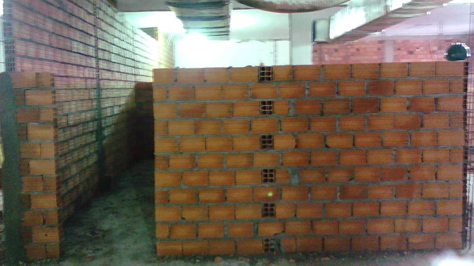 Paredes no andar superior levantam suspeita de sobrepeso na laje
