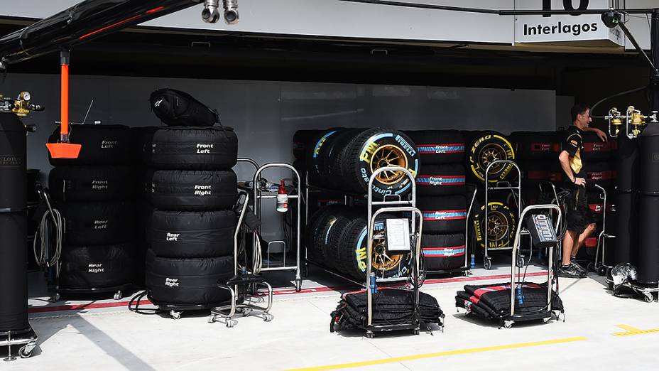 Movimentação nos boxes da Lotus em Interlagos