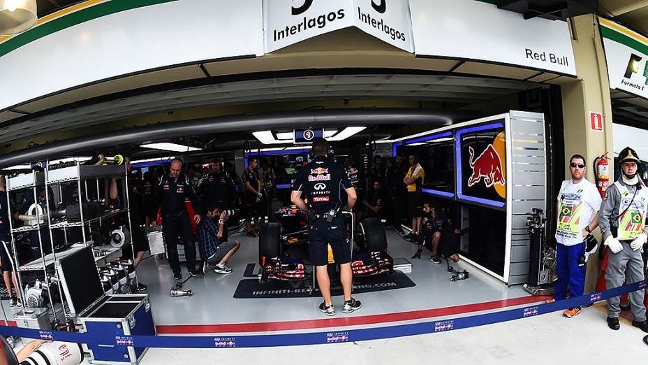 Movimentação nos boxes da Red Bull em Interlagos