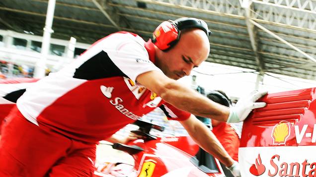 Movimentação nos boxes da Ferrari