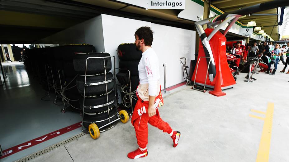 O espanhol Fernando Alonso caminha pelos boxes da Ferrari em Interlagos