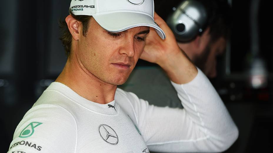 Nico Rosberg nos boxes da Mercedes durante treino classificatório para o Grande Prêmio do Brasil de Fórmula 1