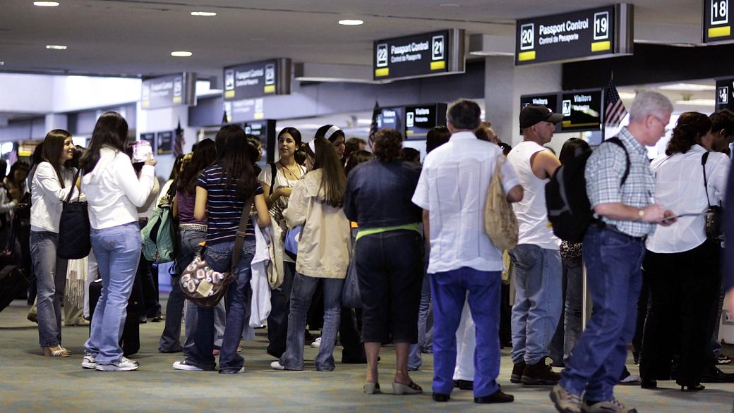 Fila para checagem de passaportes e vistos no aeroporto internacional de Miami, um dos principais destinos dos brasileiros que viajam aos Estados Unidos