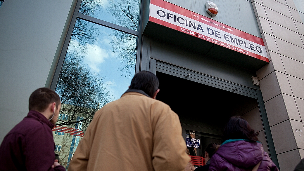 Espanhois aglomeram-se em frente à agência de emprego em Madri