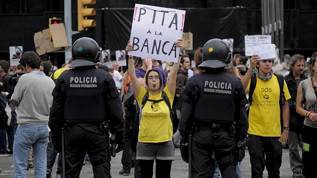 Polícia observa manifestação em Barcelona contra os bancos na Espanha