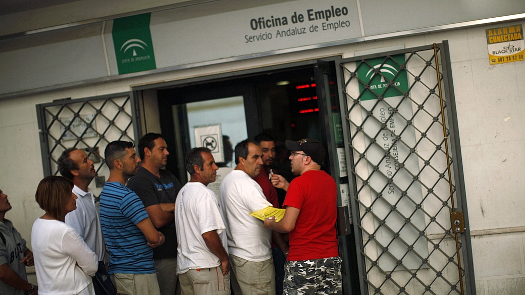 Homem oferece senhas para fila num centro do governo espanhol de apoio ao desempregado, em Marbella, sul do país