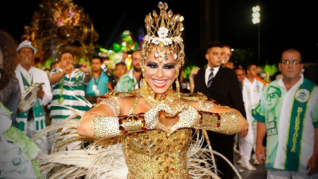 A ex-mulher do cantor Belo, Viviane Araújo, no desfile da Mancha Verde, em São Paulo