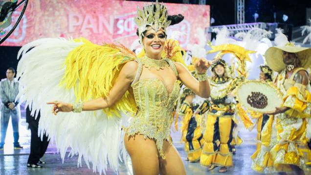 A apresentadora Carolina Galan, destaque da Vai-Vai no primeiro dia de desfiles do Grupo Especial do Carnaval de São Paulo