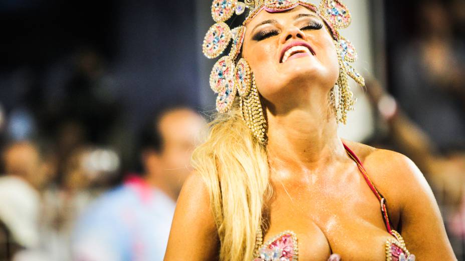 Ellen Rocche, a rainha de bateria da Rosas de Ouro no primeiro dia de desfiles do Grupo Especial do Carnaval de São Paulo