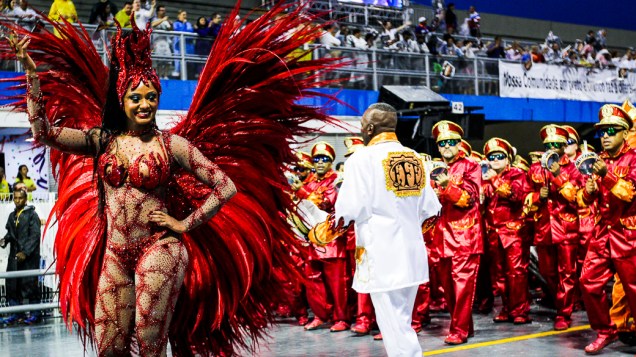 Camila Silva, a rainha da bateria da Vai-Vai no primeiro dia de desfiles do Grupo Especial do Carnaval de São Paulo