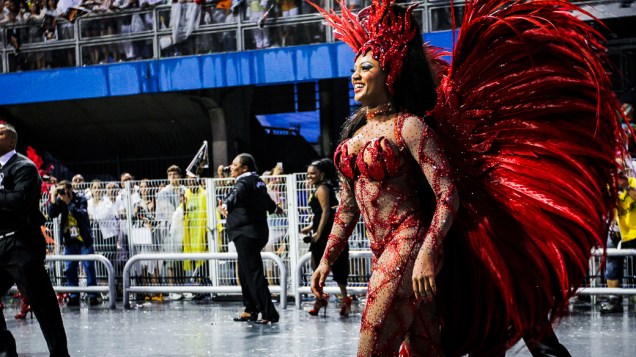 Camila Silva, a rainha da bateria da Vai-Vai no primeiro dia de desfiles do Grupo Especial do Carnaval de São Paulo