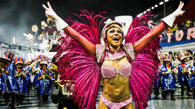 Simone Sampaio, a rainha de bateria da Dragões da Real no primeiro dia de desfiles do Grupo Especial do Carnaval de São Paulo