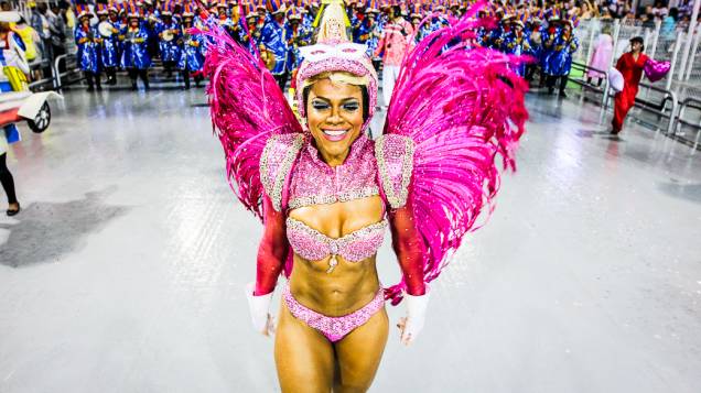 Simone Sampaio, a rainha de bateria da Dragões da Real no primeiro dia de desfiles do Grupo Especial do Carnaval de São Paulo