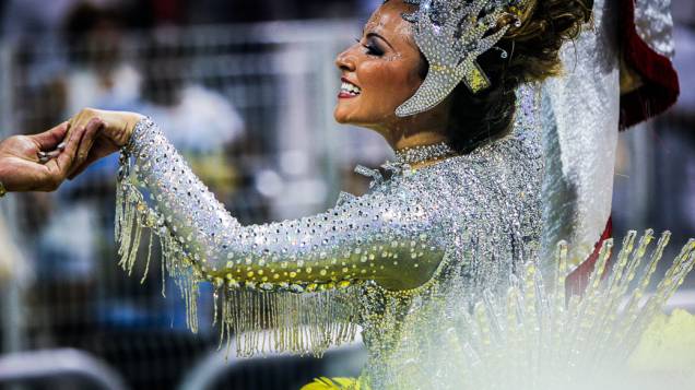 Ana Beatriz Godoi, musa da Império da Casa Verde no segundo dia de desfiles das escolas de samba do Grupo Especial no Carnaval de São Paulo