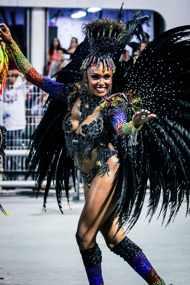 Destaque da Mocidade Alegre no segundo dia de desfiles das escolas de samba do Grupo Especial no Carnaval de São Paulo