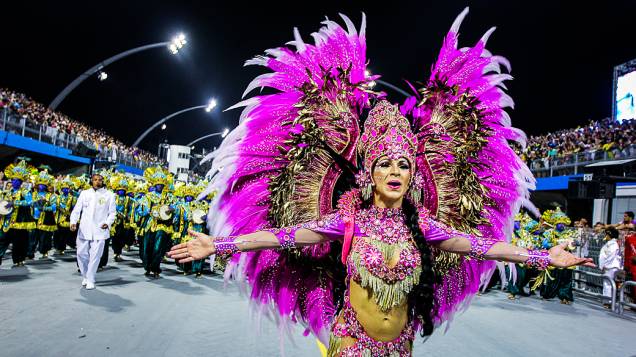 Aline Oliveira rainha da bateria da Mocidade Alegre no segundo dia de desfiles das escolas de samba do Grupo Especial no Carnaval de São Paulo