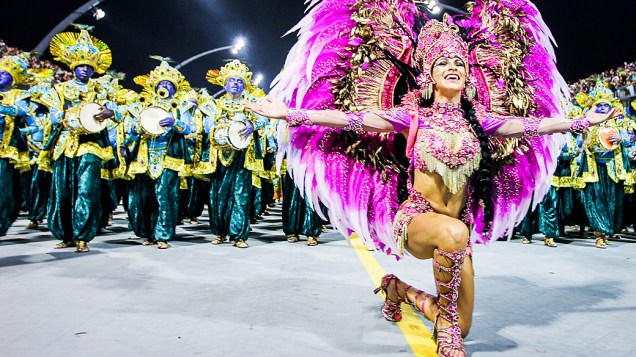 Aline Oliveira rainha da bateria da Mocidade Alegre no segundo dia de desfiles das escolas de samba do Grupo Especial no Carnaval de São Paulo