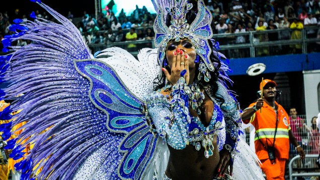 Valeska Reis, rainha da bateria da Império da Casa Verde no segundo dia de desfiles das escolas de samba do Grupo Especial no Carnaval de São Paulo