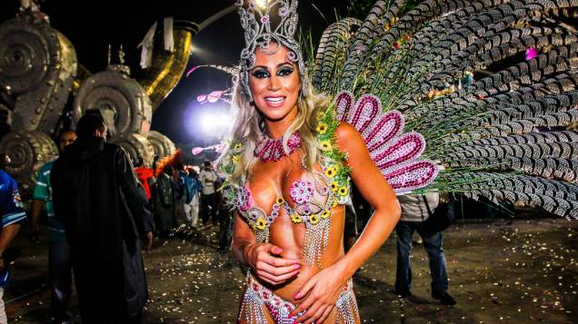 Musa da Império da Casa Verde no segundo dia de desfiles das escolas de samba do Grupo Especial no Carnaval de São Paulo