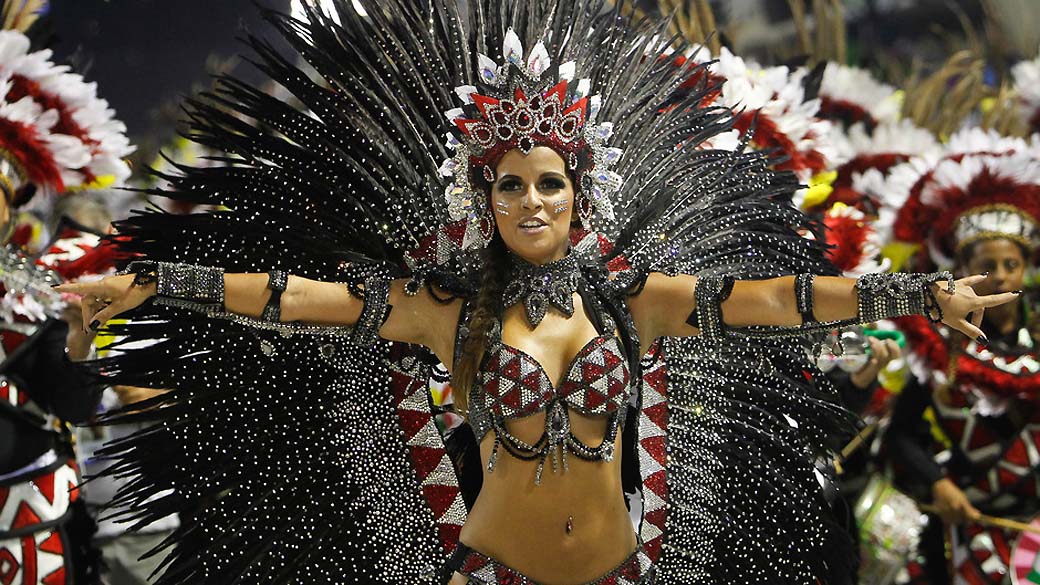 Renata Santos, rainha de bateria da Mangueira, no Rio de Janeiro