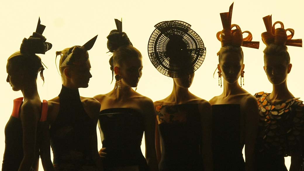Na França, modelos durante desfile da grife Giorgio Armani, na Semana de Alta Costura de Paris