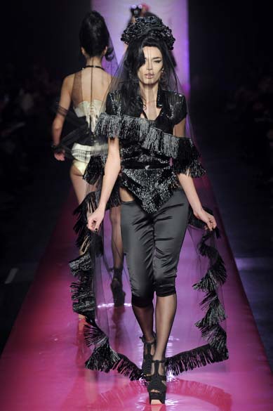 Desfile de Jean Paul Gaultier na semana de moda, em Paris