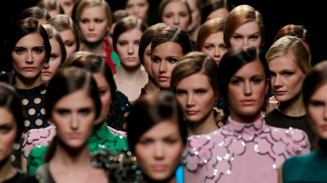 Modelos participam de desfile do estilista Miguel Palacio durante a Semana de Moda de Madri, Espanha