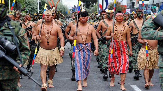 Soldados indígenas da etnia Shuar participam de desfile militar em Quito, Equador, durante as celebrações dos 190 anos da Batalha de Pichincha
