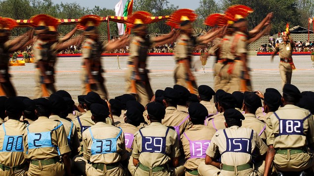 Soldados das Forças de Segurança da Fronteira da Índia marcham durante desfile em Humhama, perto de Srinagar