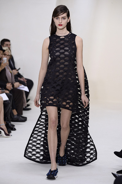 Modelo durante desfile da Dior na Semana de Moda de alta-costura em Paris, na França