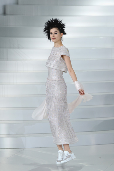 Modelo desfila de tênis para a grife Chanel na Semana de Moda de alta-costura de Paris