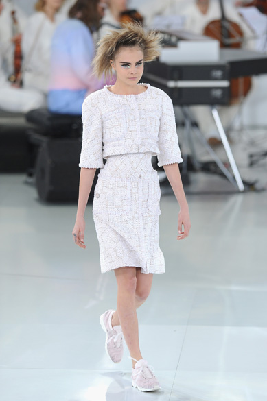 A modelo Cara Delevingne desfila para a grife Chanel na semana de moda de alta-costura de Paris